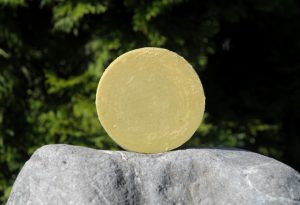 Duftende Wohltat: Jojobaöl und Buttermilch pflegen reifere und trockene Haut zart und sanft. Im Bild die "Blockform rund".