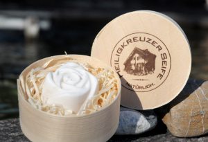 Bio-Alpensalz-Seife in der Variante "Rose klein" als Geschenk verpackt in der Spandose auf Holzwolle.