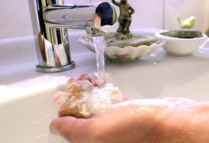 Beim Händewaschen mit Seife werden Schmutz und Keime abgewaschen. 
