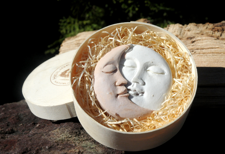 Jede Seife ein Einzelstück, als Geschenk verpackt in der Heiligkreuzer Spandose auf Holzwolle: Im Bild beispielhaft die Nummer #291, die Bio-Wildrosen-Gesichtsseife in der Variante "Sonne & Mond".