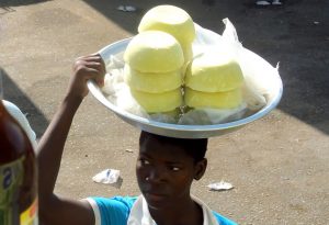 Ein Junge bringt Sheabutter zum Markt in der Elfenbeinküste. [B4]