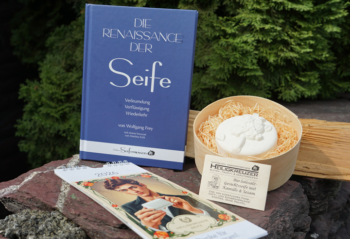Das limitierte Dreifachgeschenk mit Rabatt: Buch, Einzelstück und Kalender.