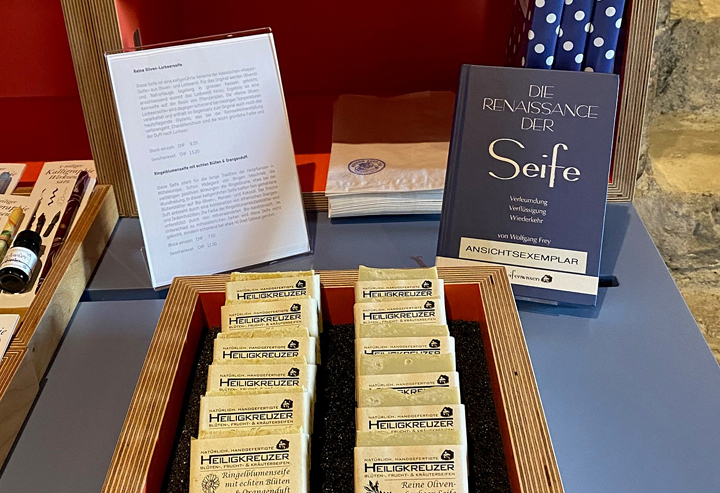 Heiligkreuzer Seifen und Seifenbuch im Shop des Museums Burg Zug.